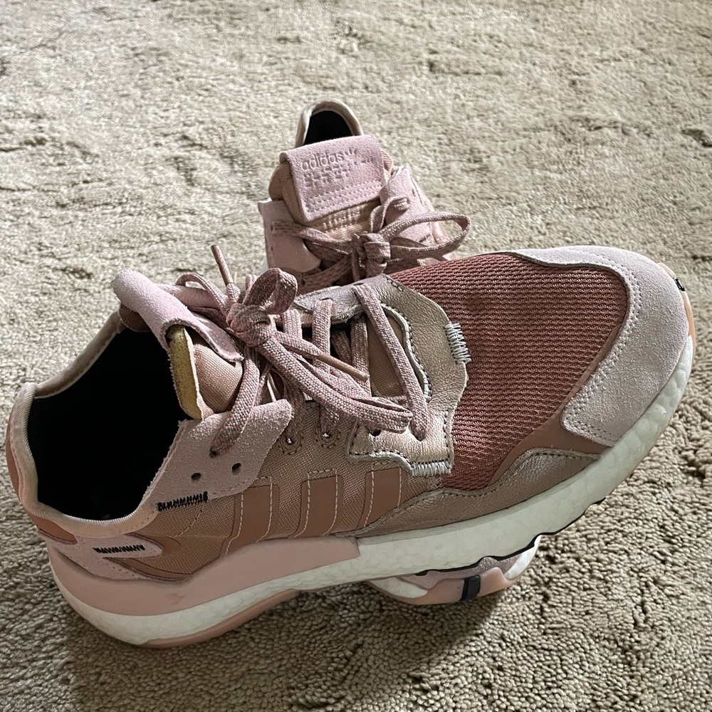 Mauve adidas sneaker